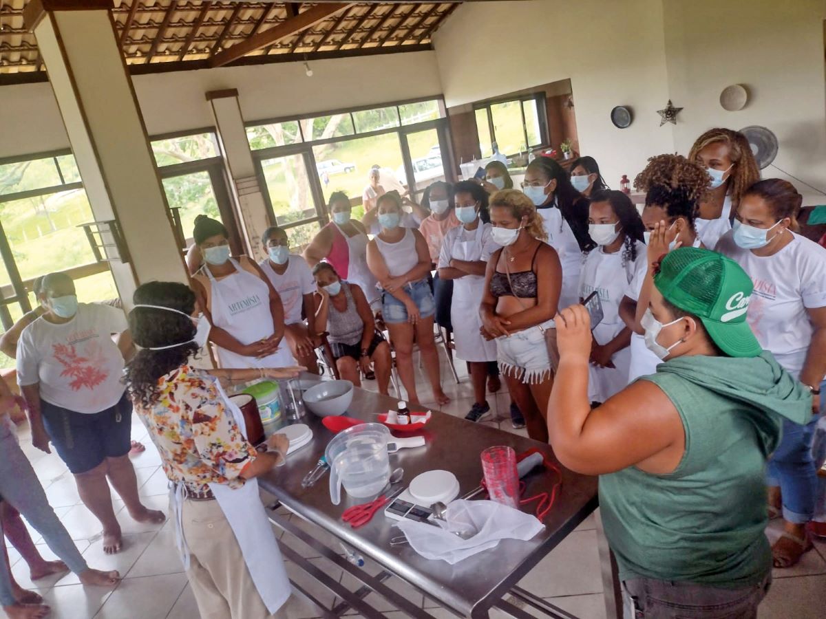 Projeto capacita mães a fazerem sabonetes naturais em São Gonçalo (RJ)