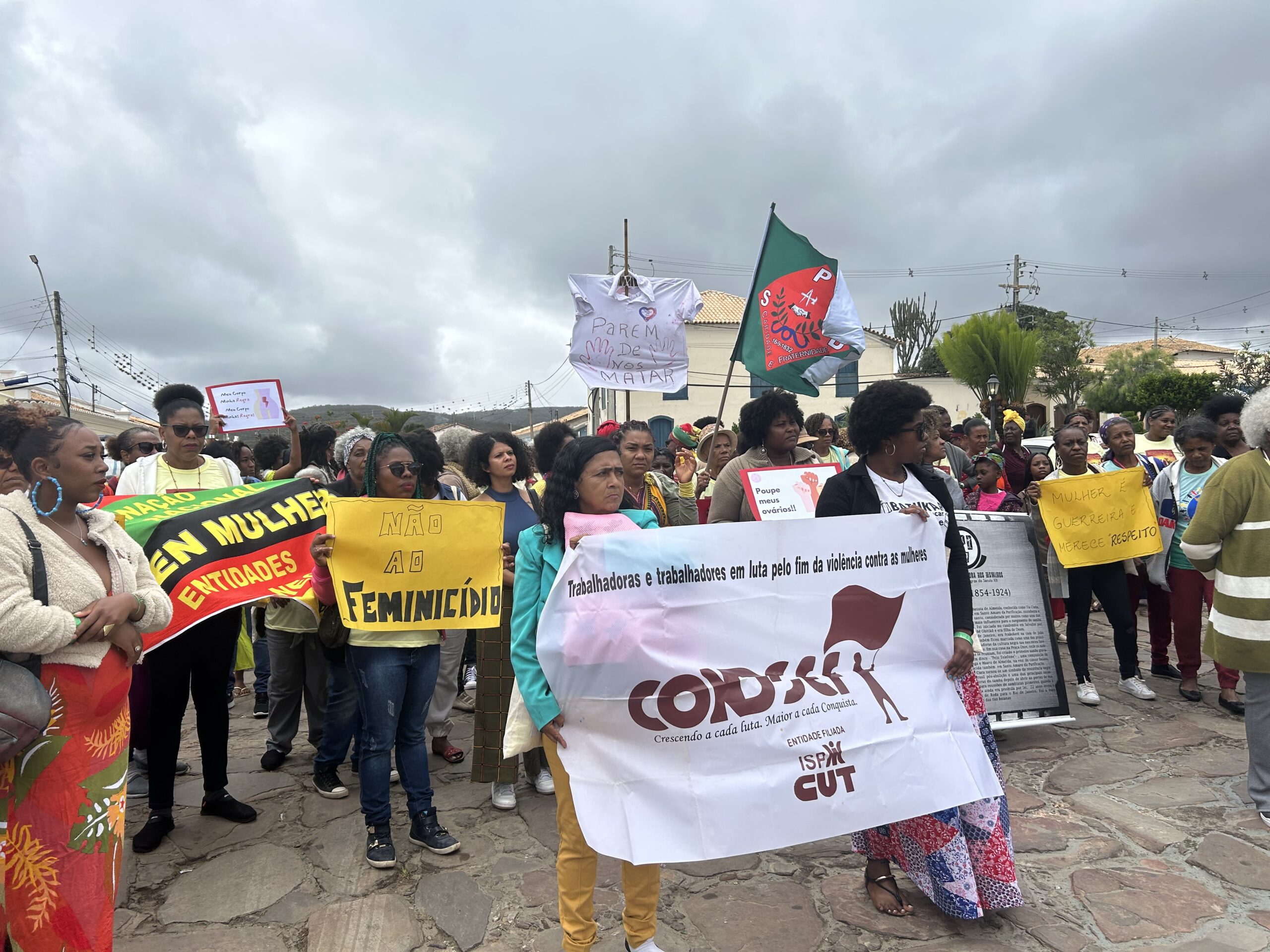 Mulheres negras marcham contra o feminicídio em Rio de Contas