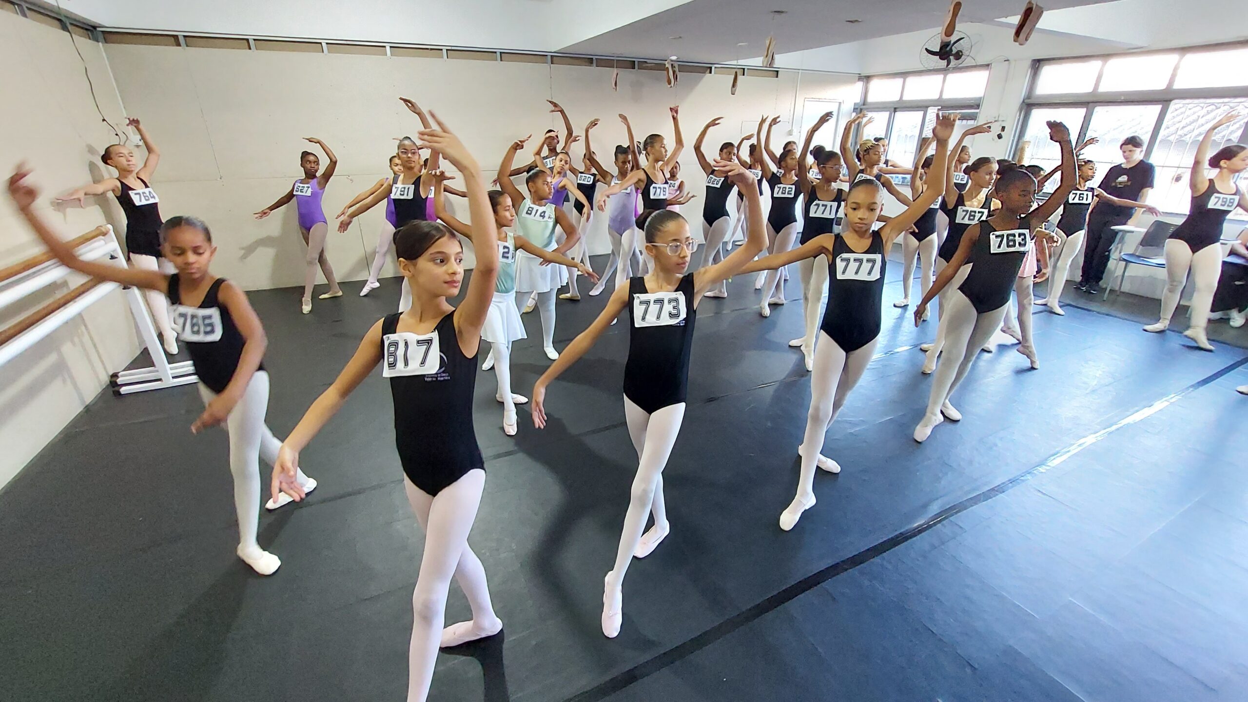 Jovens de favelas cariocas participam de seleção para a Escola Bolshoi