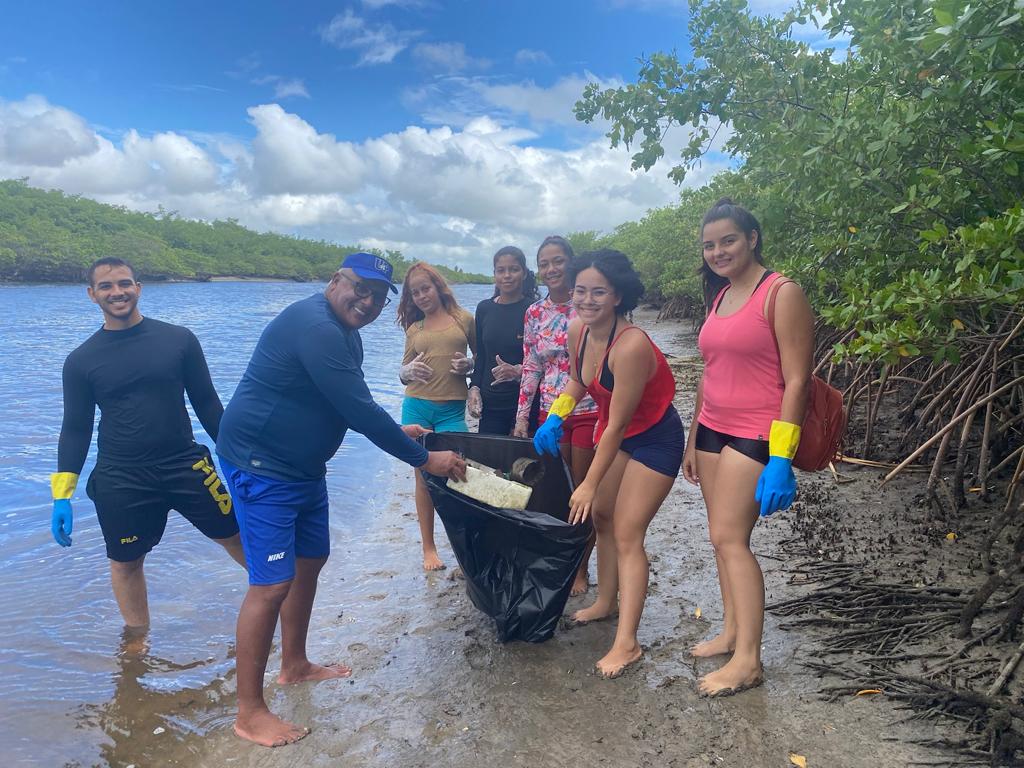 Voluntários fazem mutirão de limpeza em manguezais do litoral de Extremoz-RN