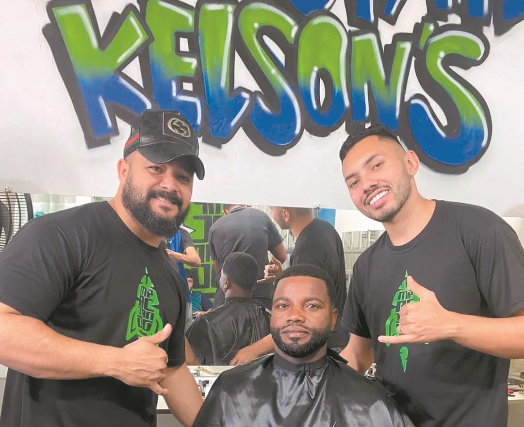 Projeto na favela Kelson, no RJ, profissionaliza jovens como barbeiros