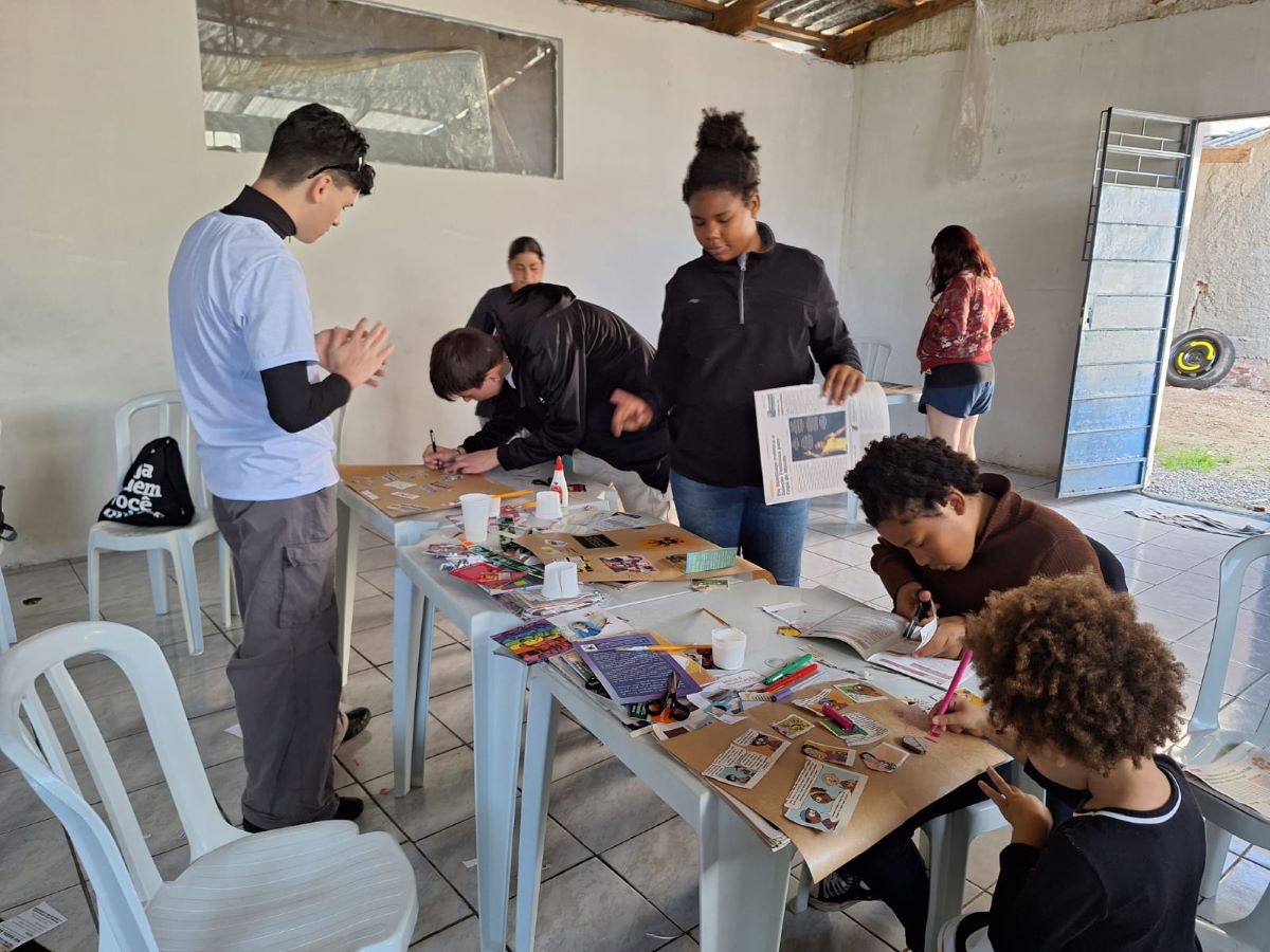 Moradores da Vila Formosa, em Curitiba, aprendem comunicação popular
