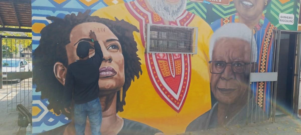 Grafiteiro restaura obra vandalizada de Marielle Franco em Petrópolis