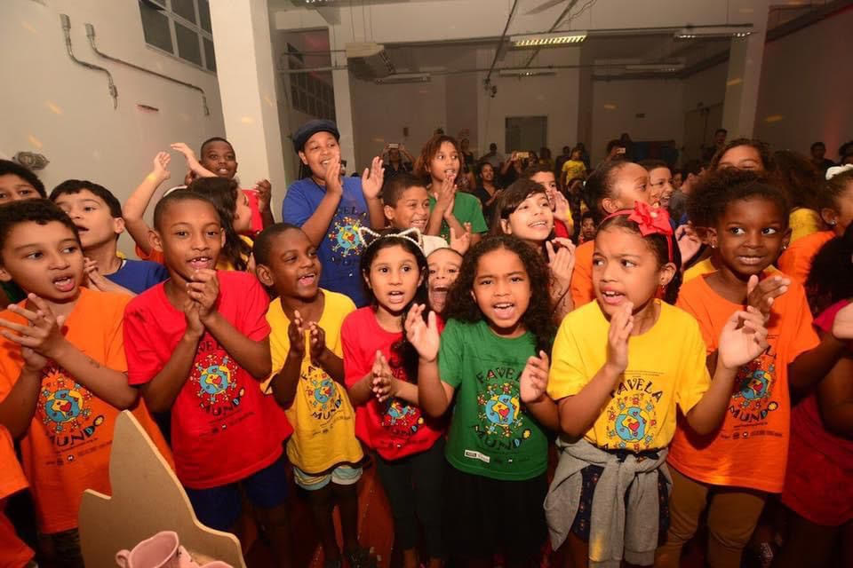 ONG leva espetáculo Toy Story e distribuição de livros à Rocinha