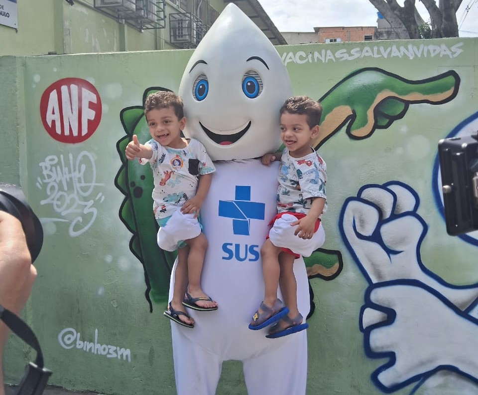 Pais e mães comparecem em peso à vacinação em Paraisópolis, SP