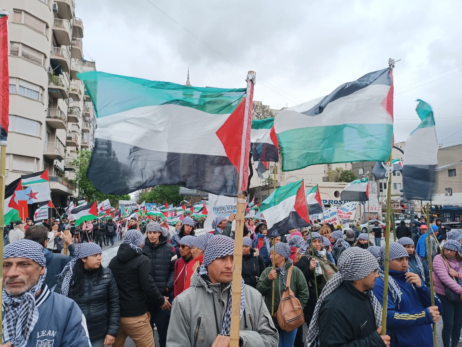 Manifestantes fazem ato contra genocídio palestino em Buenos Aires