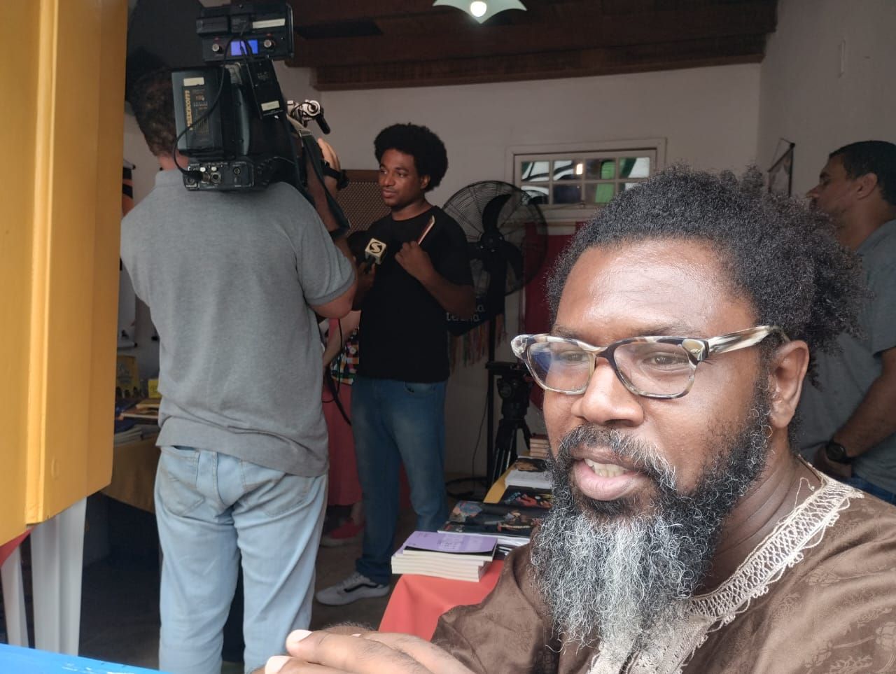 Escritor da Casa da Favela, na Flip, dá entrevista ao telejornal RJTV