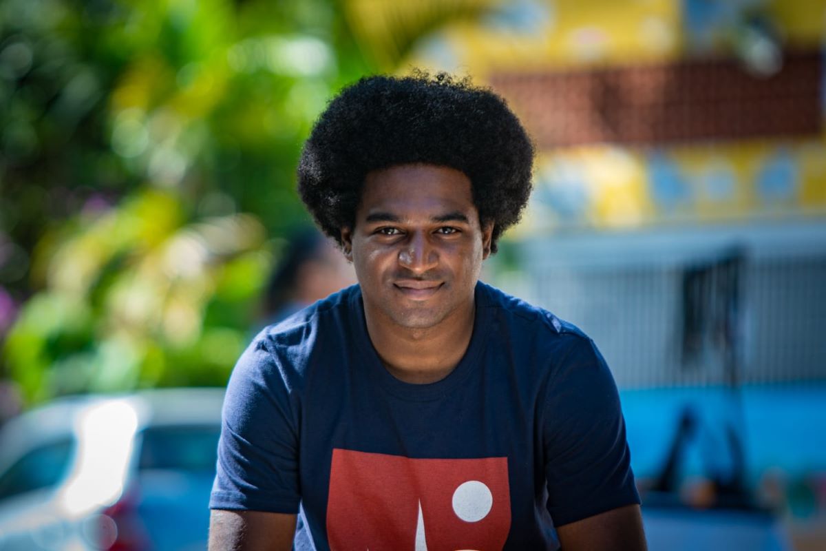 Autor que vendeu 10 mil livros sozinho lança obra na Casa da Favela, na Flip