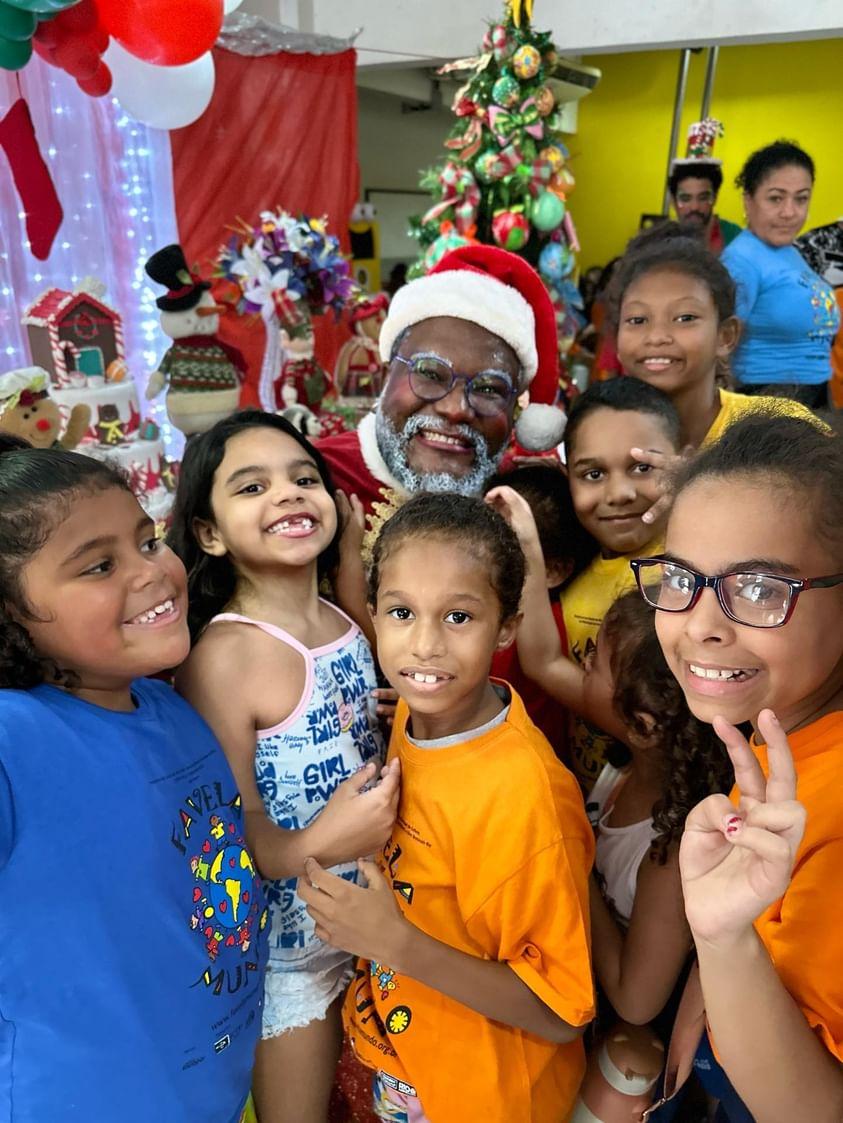Papai Noel Negro estimula a representatividade nas crianças cariocas