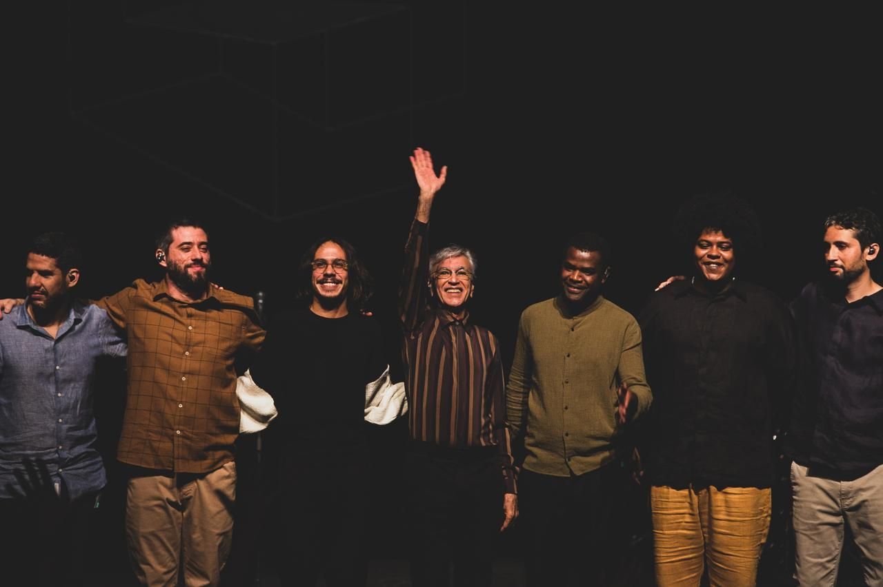 Caetano Veloso faz show gratuito em Guadalupe, RJ