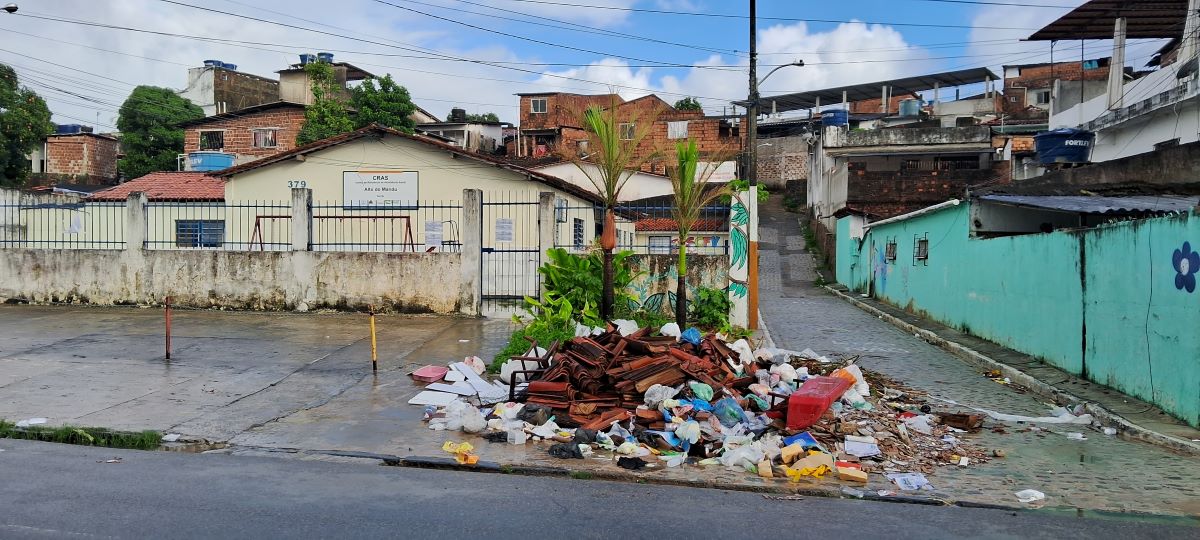 Esquina de Recife vira ponto de descarte irregular de lixo