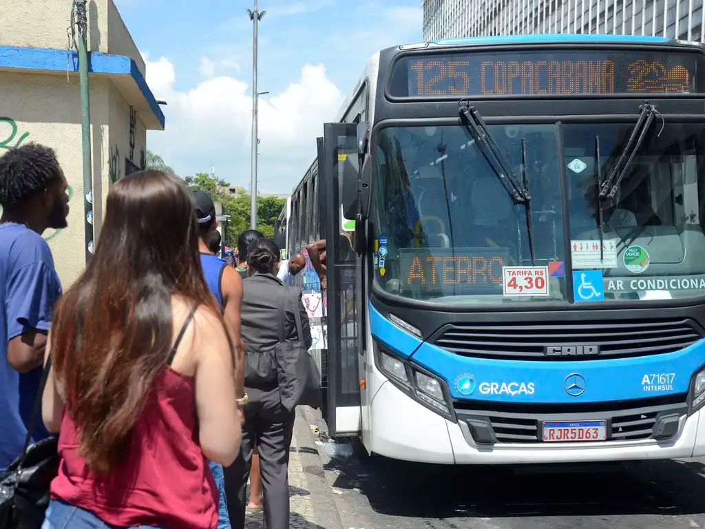 Conheça a operação especial de ônibus para o Réveillon no RJ