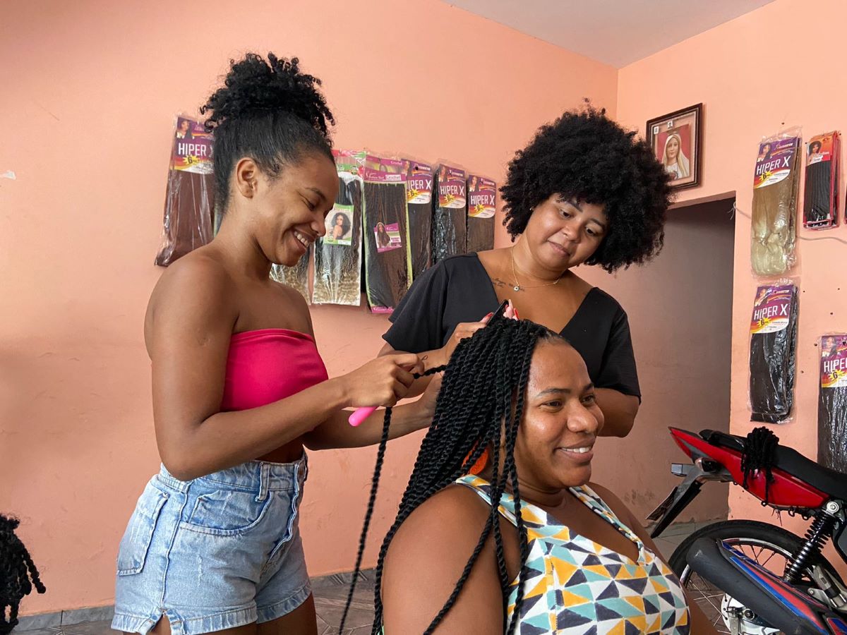 “Nosso empreendimento é o cabelo”, diz trancista da periferia de São Luís, Maranhão