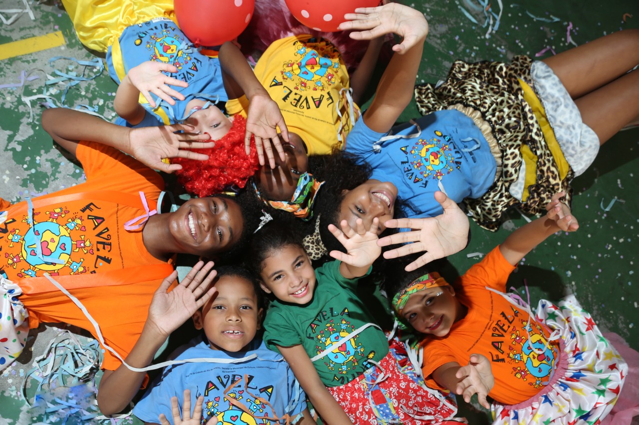 Crianças e adolescentes do Caju participam do Gritinho de Carnaval