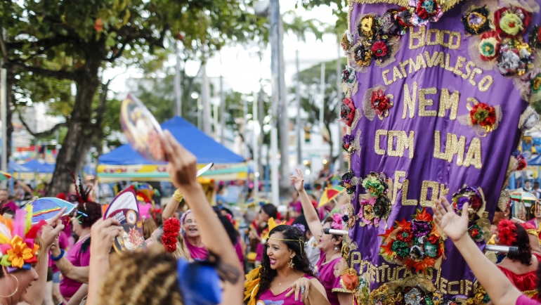 Bloco “Nem Com Uma Flor” desfila pelas ruas do Recife pedindo o fim da violência contra a mulher