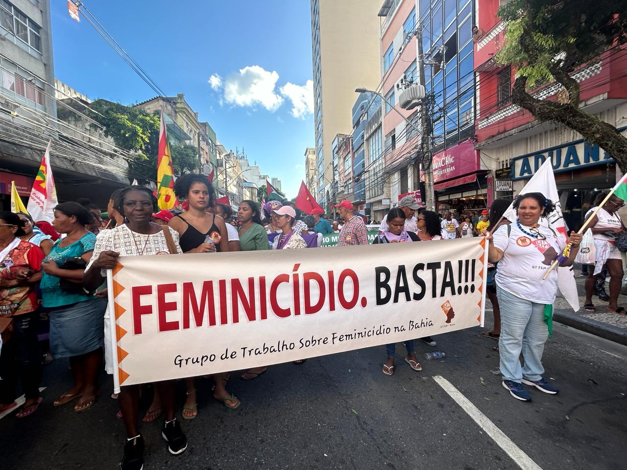 Mulheres ocupam ruas de Salvador em defesa da democracia e da igualdade de gênero