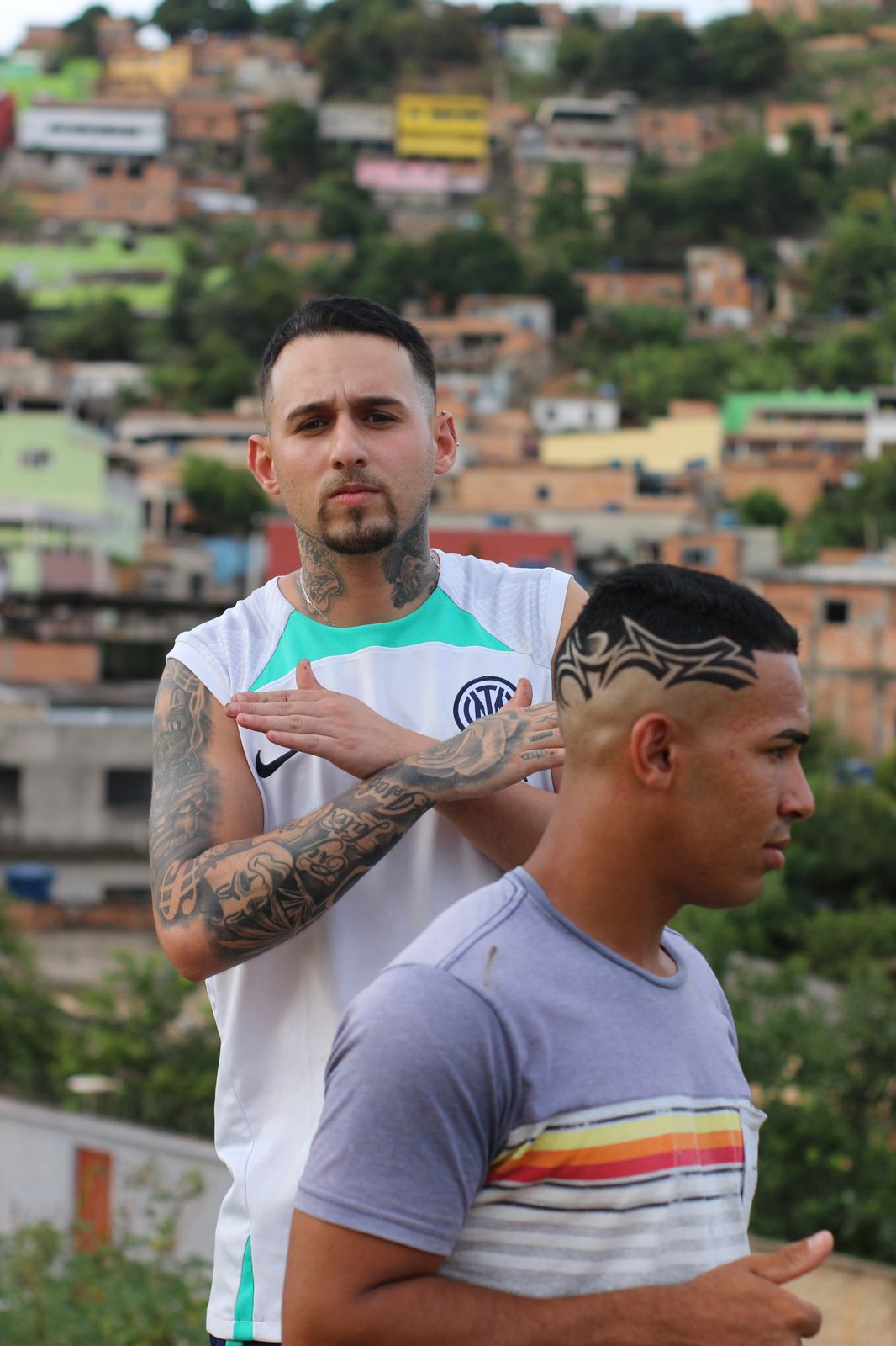 Cortes de Favela: Paulo Henrique, o barbeiro que faz a cabeça da galera