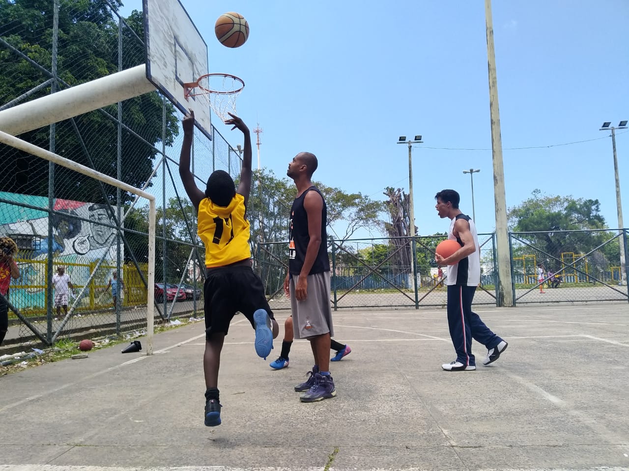 Basquete na Praça Mico Preto: Transformando Vidas através do Esporte e da Cultura