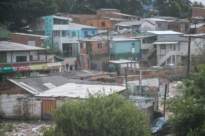 Cruzeiro, periferia de Porto Alegre, se torna base de apoio à população atingida pelas enchentes