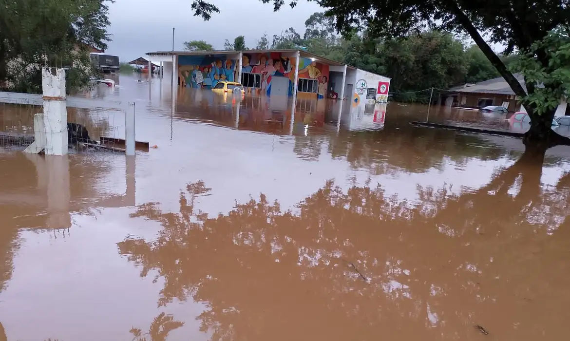 RS tem 425 municípios e mais de 1,47 milhão de pessoas afetadas pelas enchentes, você pode ajudar